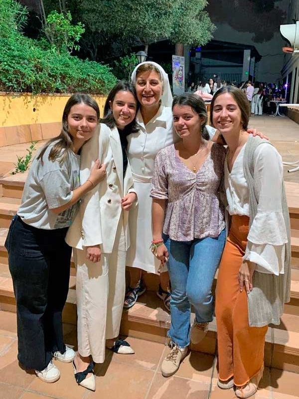 Estudiantes con la hermana Rocío