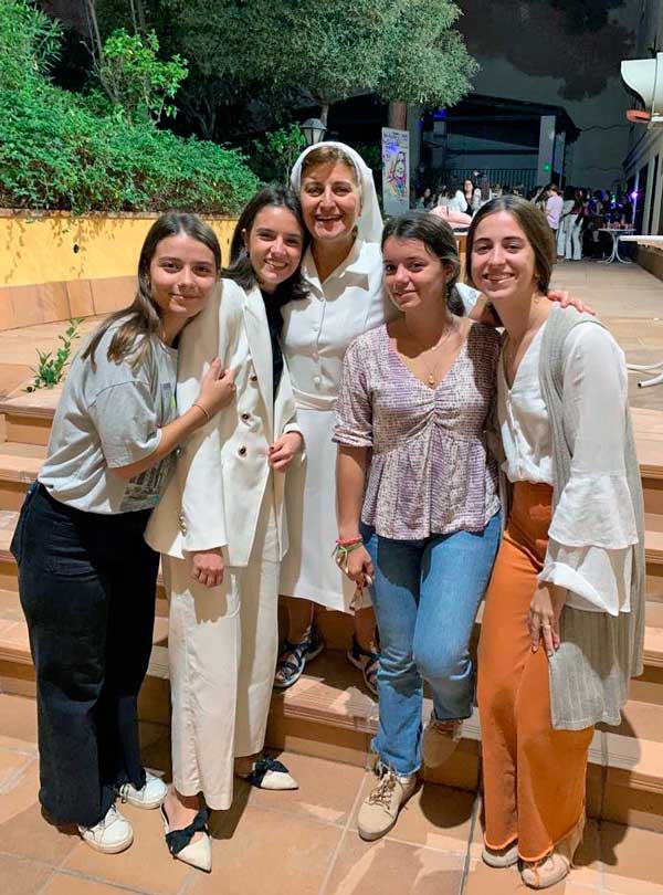Estudiantes con la hermana Rocío